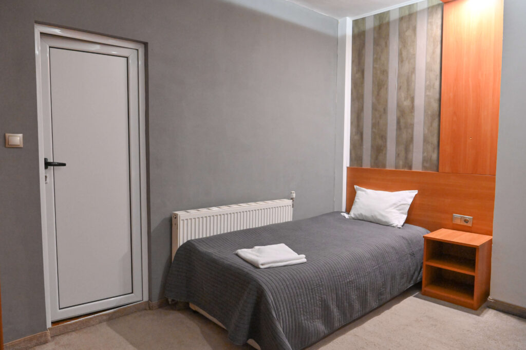 hotel-rothmans-bansko-room-room-different-beds-01